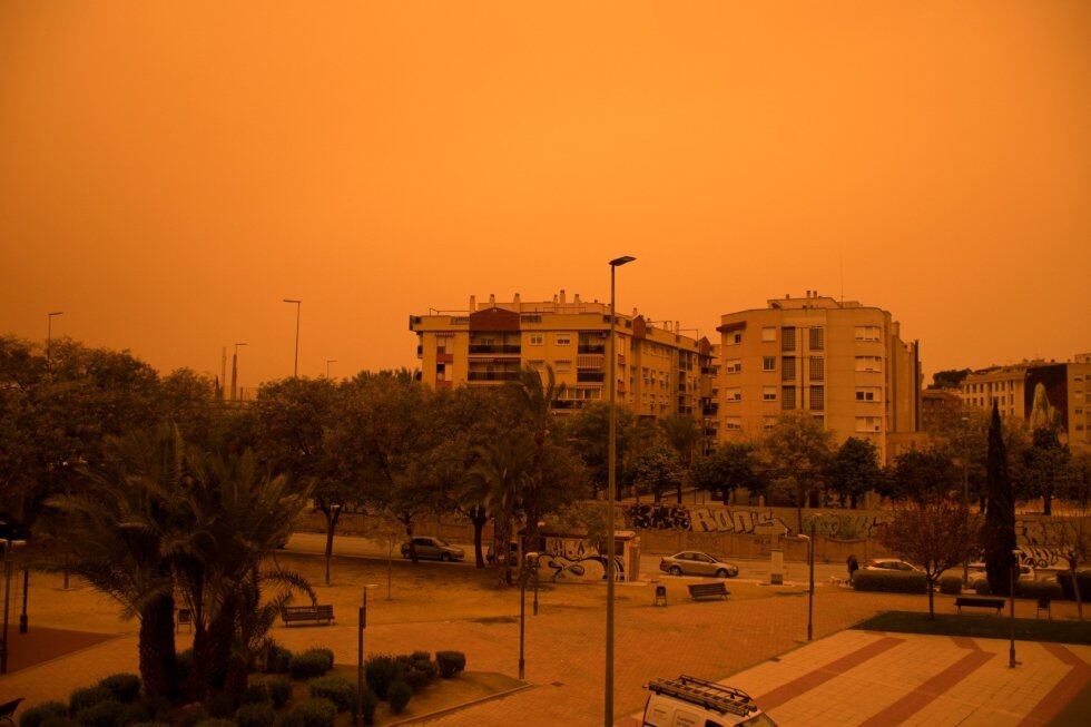 El polvo proveniente del Sahara cubrió parte del cielo español y lo tiñó de naranja. Europa Press.