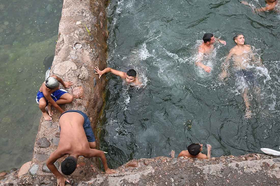 Ola de Calor
Altas temperaturas se registran en la provincia y en todo el pais y llegan al record de calor.
Un grupo de jóvenes se refresca en el canal Cacique Guaymallén. Foto: José Gutierrez