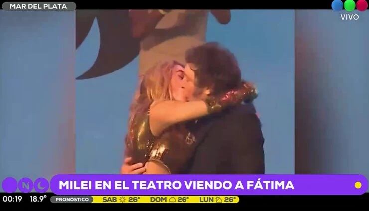 El presidente fue al show de su novia y protagonizaron un apasionado beso