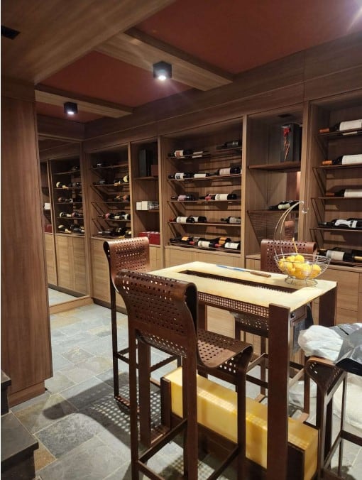 La cava de vinos que tiene en el subsuelo de su casa el exjuez Bento. Foto: Gentileza