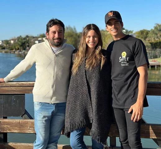 Pampita con sus hermanos Leonardo y Guillermo