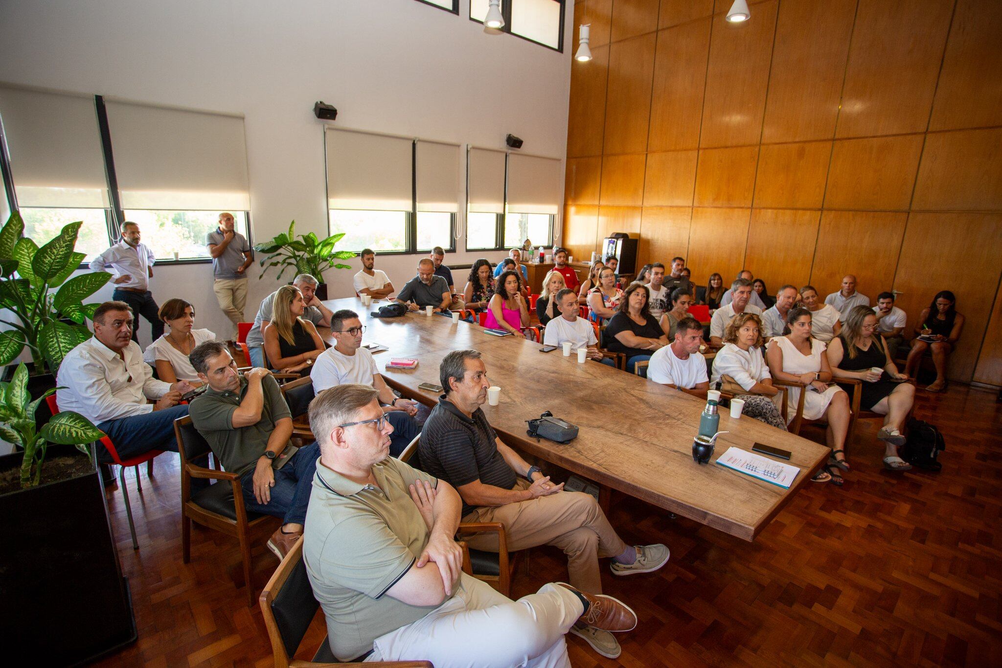 El intendente de la Ciudad, Ulpiano Suárez, explicó por qué le reclama la actualización del Fondo Compensador al Gobierno provincial. Legisladores aliados a Cambia Mendoza estuvieron en primera fila. Foto: Prensa Ciudad de Mendoza.