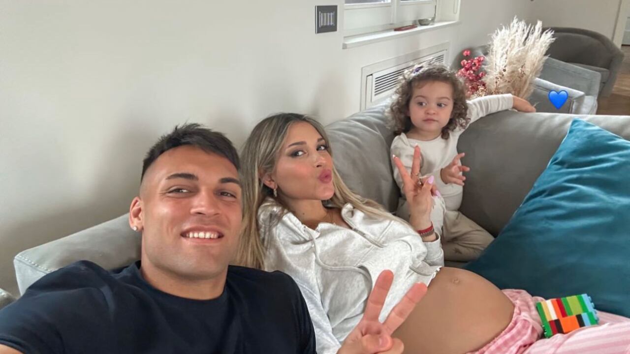 La espera más ansiada: Agustina Gandolfo compartió una tierna foto de su pancita junto a Lautaro Martínez.