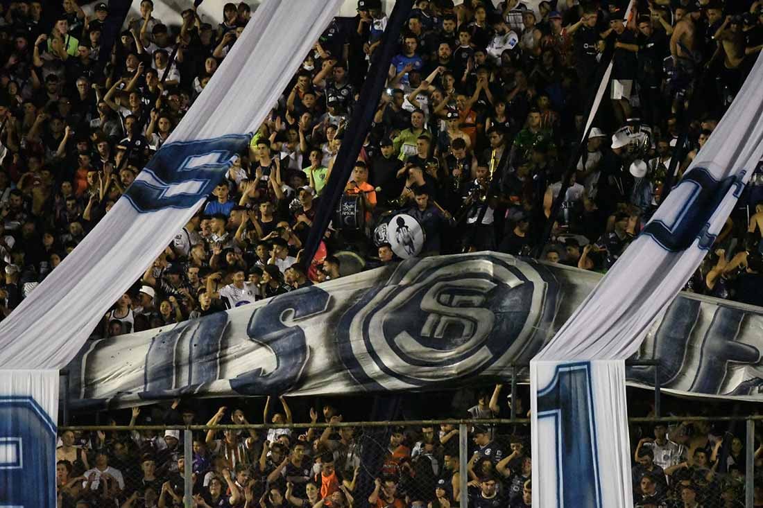 La tribuna popular colmada de hinchas alentando a la Lepra.
Foto José Gutierrez