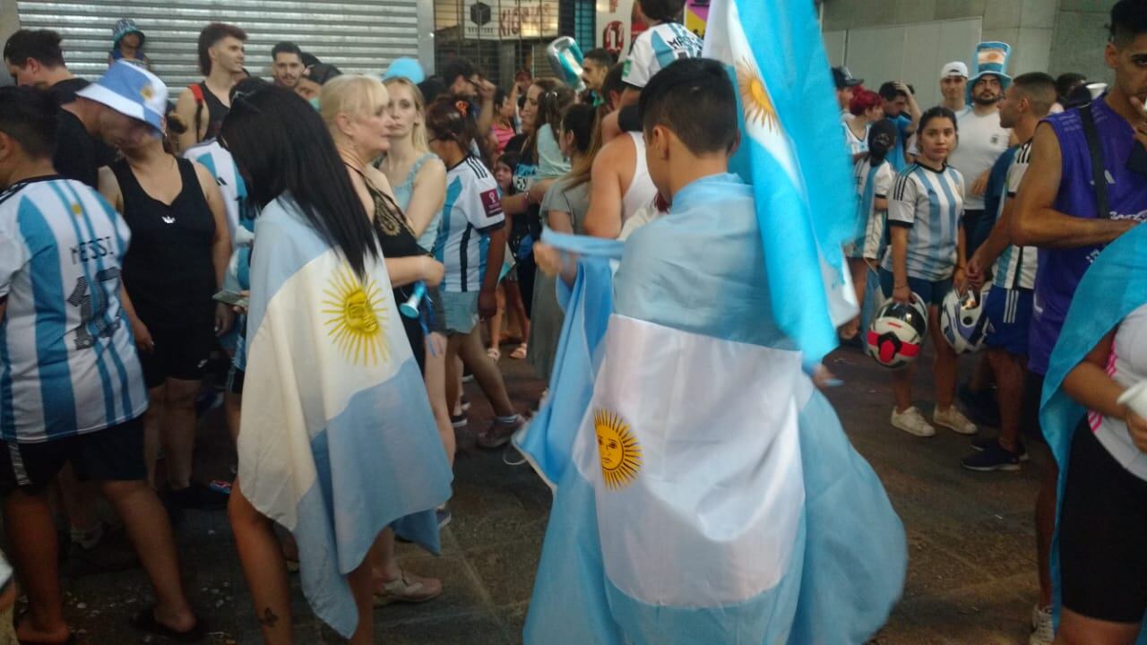 Miles de hinchas salieron a festejar a Peatonal y San Martín cargados de alegría y emoción. - José Gutiérrez / Los Andes