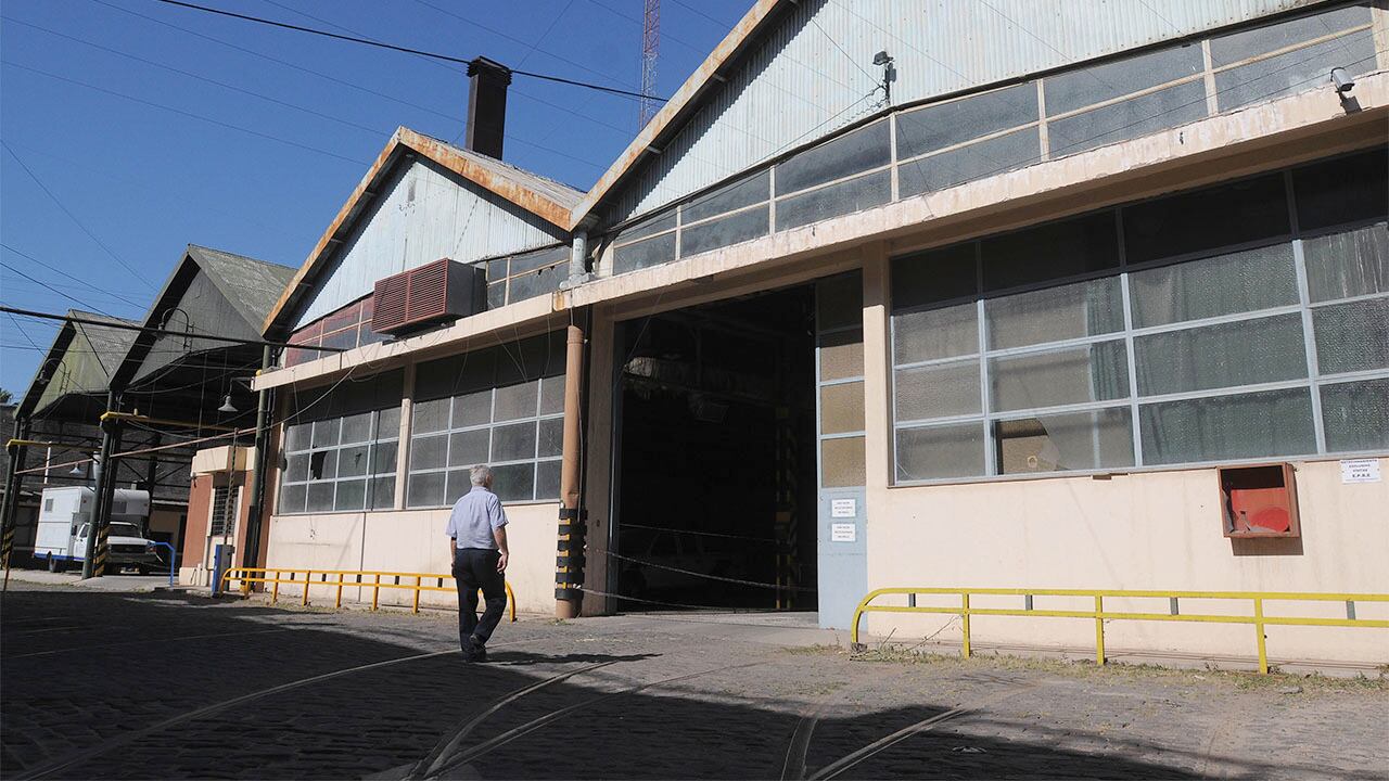 El proyecto es convertir los galpones de la antigua estación tranviaria en un mercado de productores locales.

Foto: Ignacio Blanco / Los Andes

