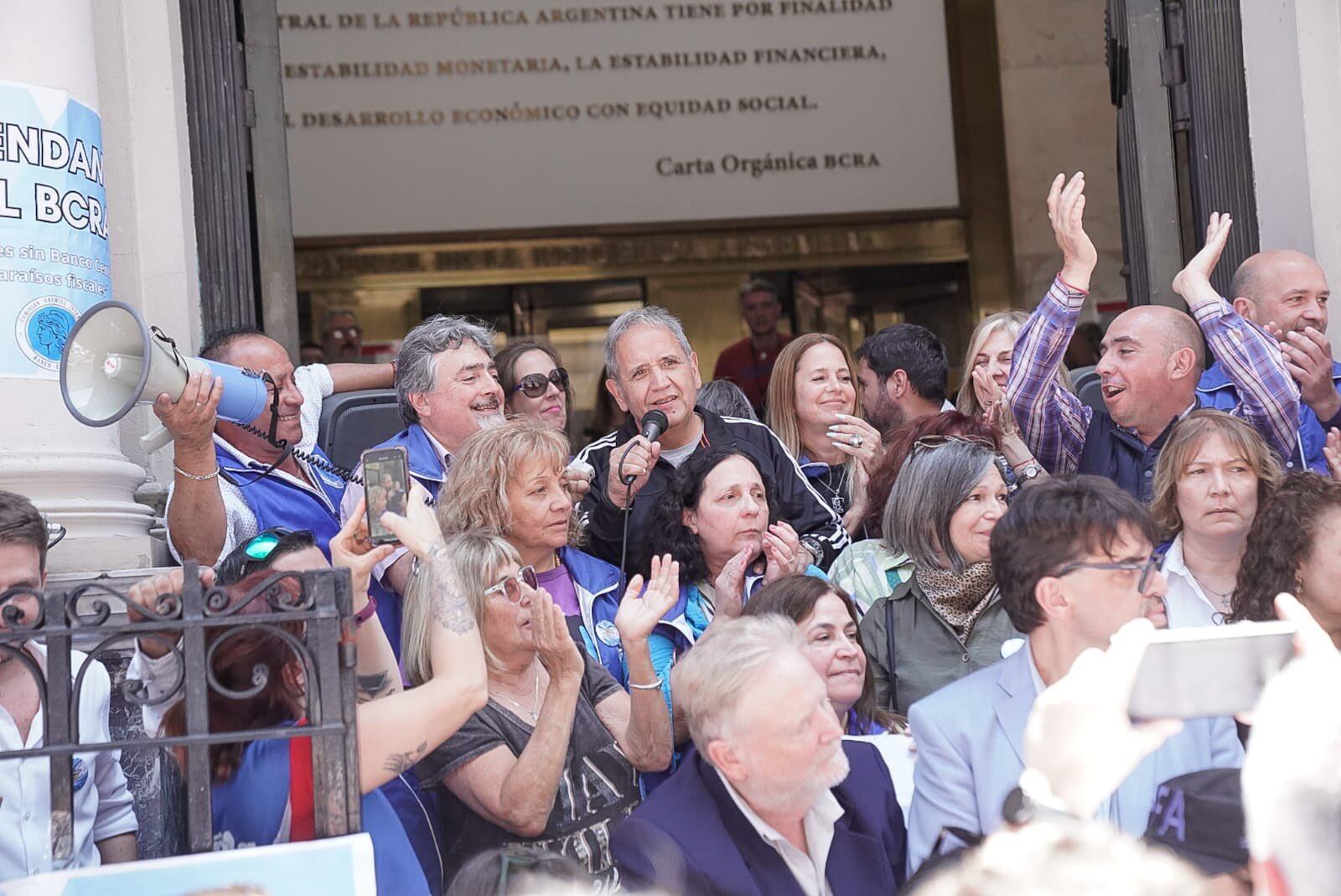 Trabajadores y sindicalistas marcharon frente a la institución para repudiar los dichos de Javier Milei. Foto X Sergio Palazzo