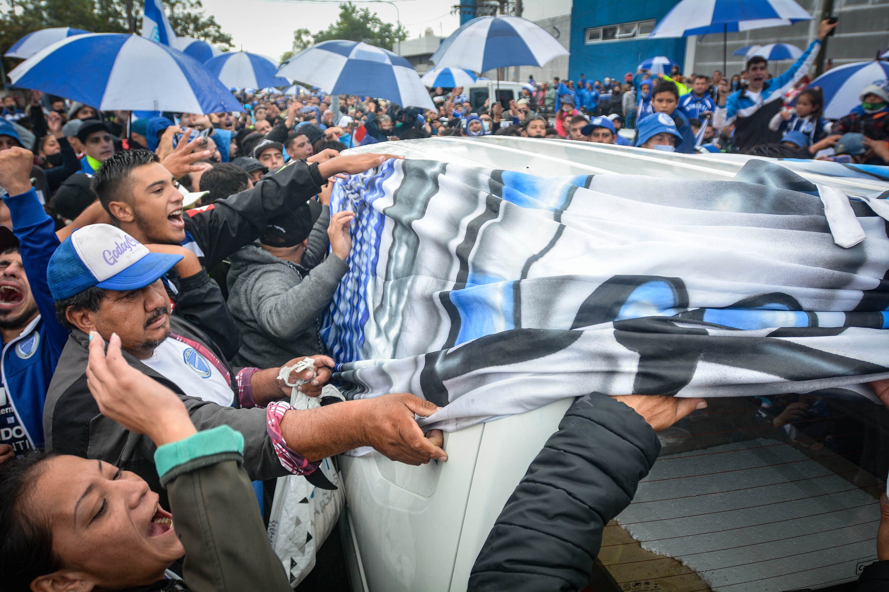 La caravana empezó en la sala velatoria y mucha gente se unió en el trayecto.