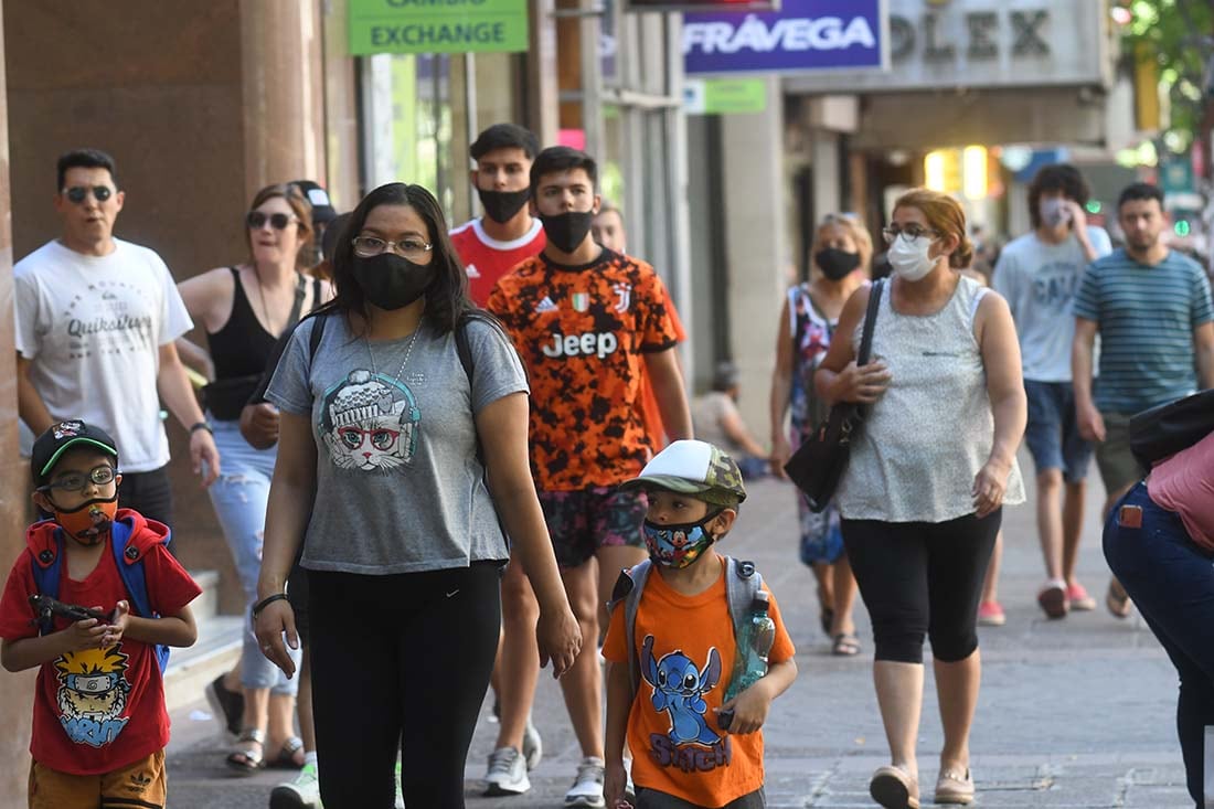 El salario promedio de Mendoza, tanto del sector público, como privado de Mendoza, asciende a $74.000 y las paritarias le ponen presión a los empresarios para alcanzar niveles más altos. Foto: José Gutierrez / Los Andes