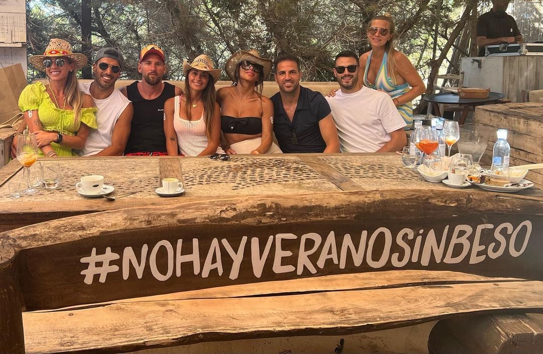 Antonela Roccuzzo y Lionel Messi se fueron de vacaciones a las Islas Baleares. Allí se encontraron con Cesc Fábregas, Luis Suárez y sus respectivas esposas.