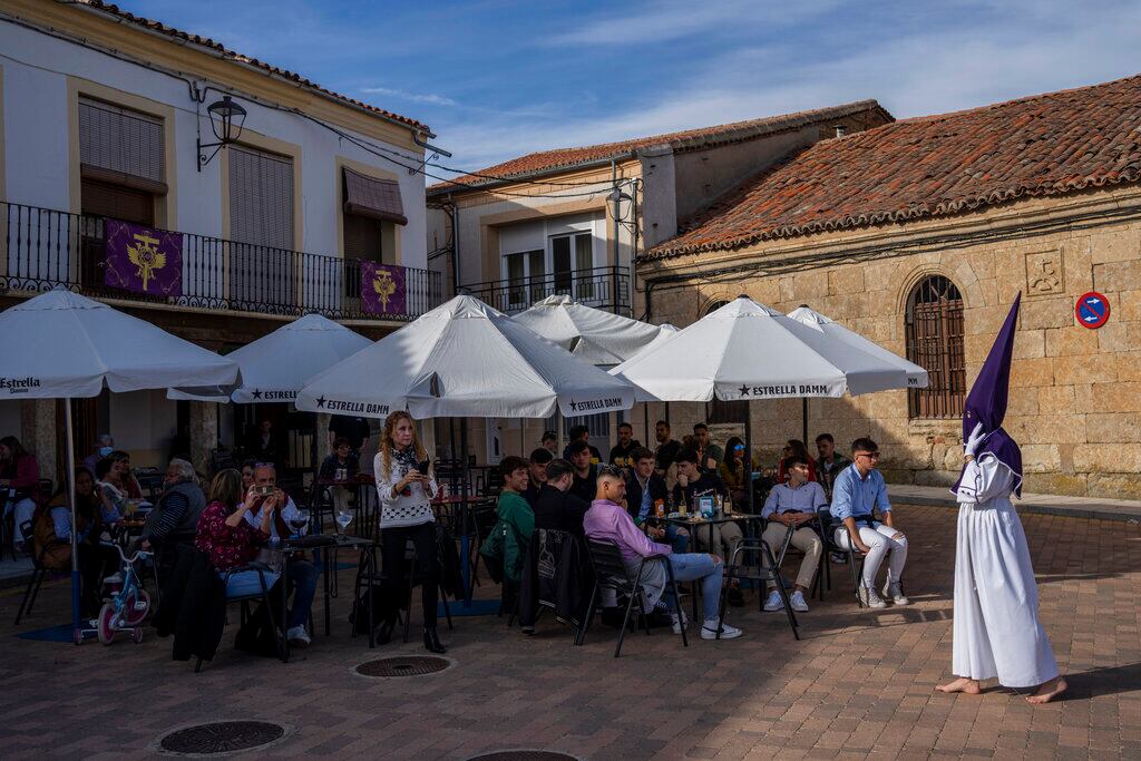 Un penitente de la hermanad del Ecce Homo participa en una procesión en Fuentesauco, en el noroeste de España, el 14 de abril de 2022. (AP Foto/Bernat Armangué)