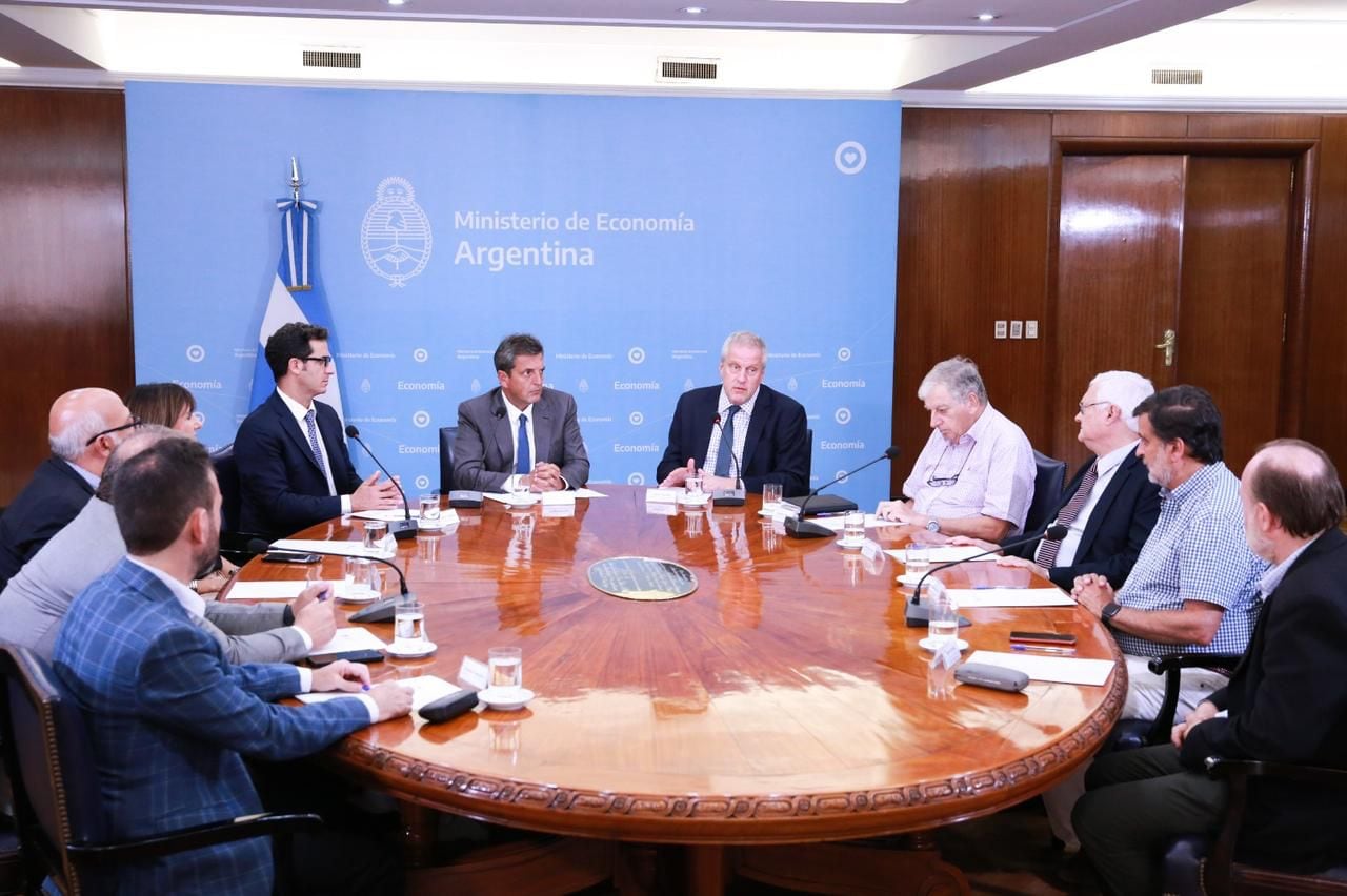 Sergio Massa, junto a otros ministros y representantes de entidades educativas en la reunión en el Palacio de Hacienda, donde definieron el tope de aumentos a la educación privada. - Foto: Gentileza