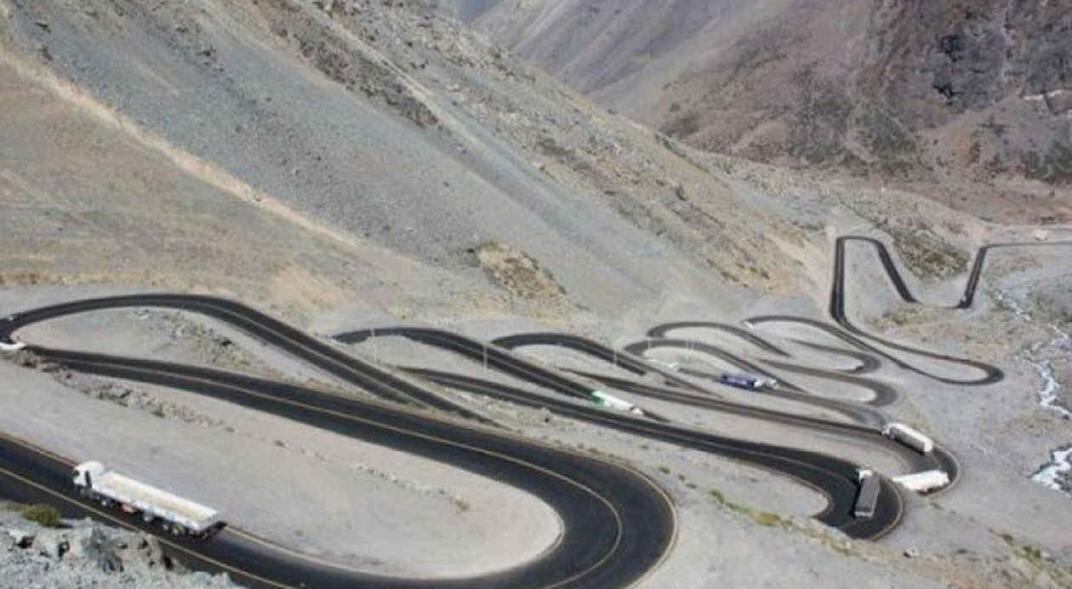 Además de la reapertura del aeropuerto, el Gobierno de Mendoza ha solicitado a Nación que se habilite el Paso Internacional Cristo Redentor, que vincula a Argentina con Chile vía terrestre y por Mendoza.