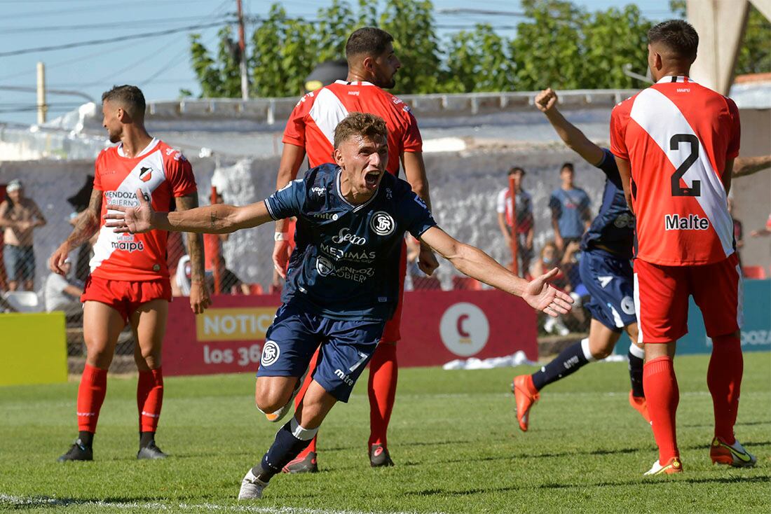 13 Febrero 2022 Mendoza Deportes Fútbol
El Social y Deportivo Maipú enfrentó al Club Sportivo  Independiente Rivadavia en la Primera Nacional en el Omar Higinio Sperdutti con un empate 1 a 1 con goles de Franco Coronel para la visita, mientras que Santiago Moyano empató para el local.

Foto: Orlando Pelichotti / Los Andes