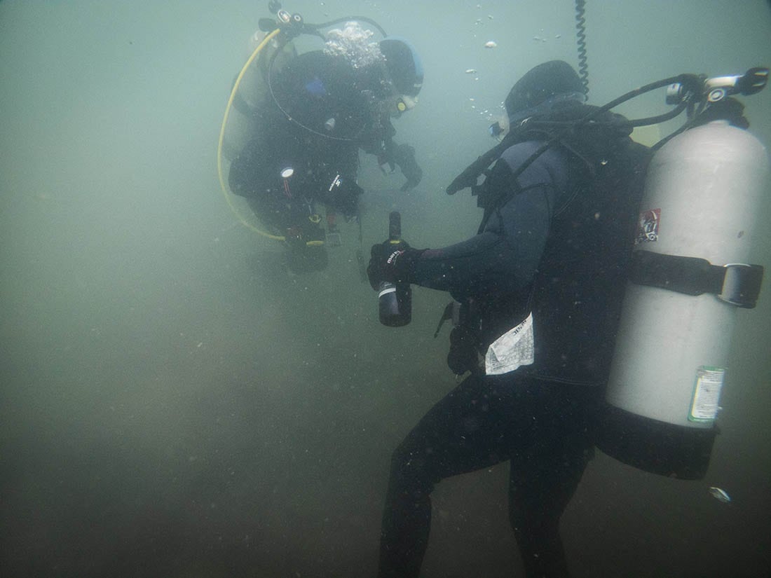 Cava submarina en el Dique Potrerillos
Un grupo de aficionados al buceo, decidieron dejar unas botellas de vino en las profundidades del dique Potrerillos y testear su evolución en unos meses.
Foto: Ignacio Blanco