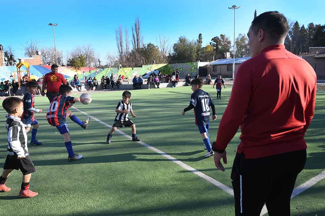 Con ayuda de la Municipalidad de Guaymallén Diego recuperó la plaza del barrio y la convirtió en una cancha de fútbol con césped sintético.