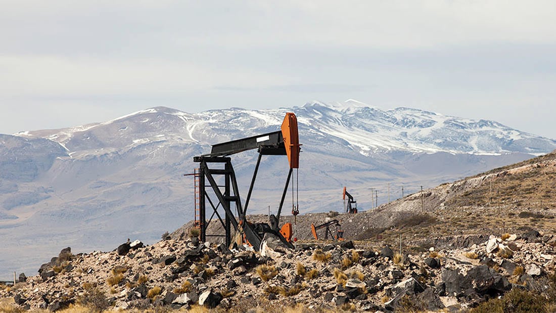 El sector de petróleo y gas es otro de los sectores estratégicos que impulsa el RIGI. Yacimiento Cerro Fortunoso en Malargüe, Mendoza. Foto gentileza