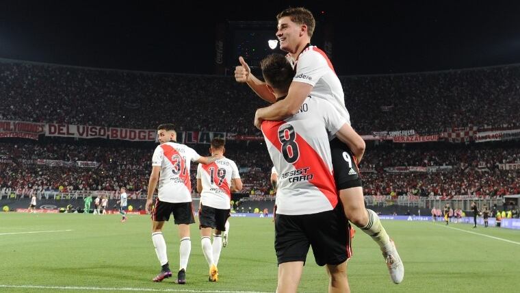 Los goleadores: Palavecino levanta a Julián Álvarez, el autor del segundo tanto de River ante Racing. (Gentileza Clarín)