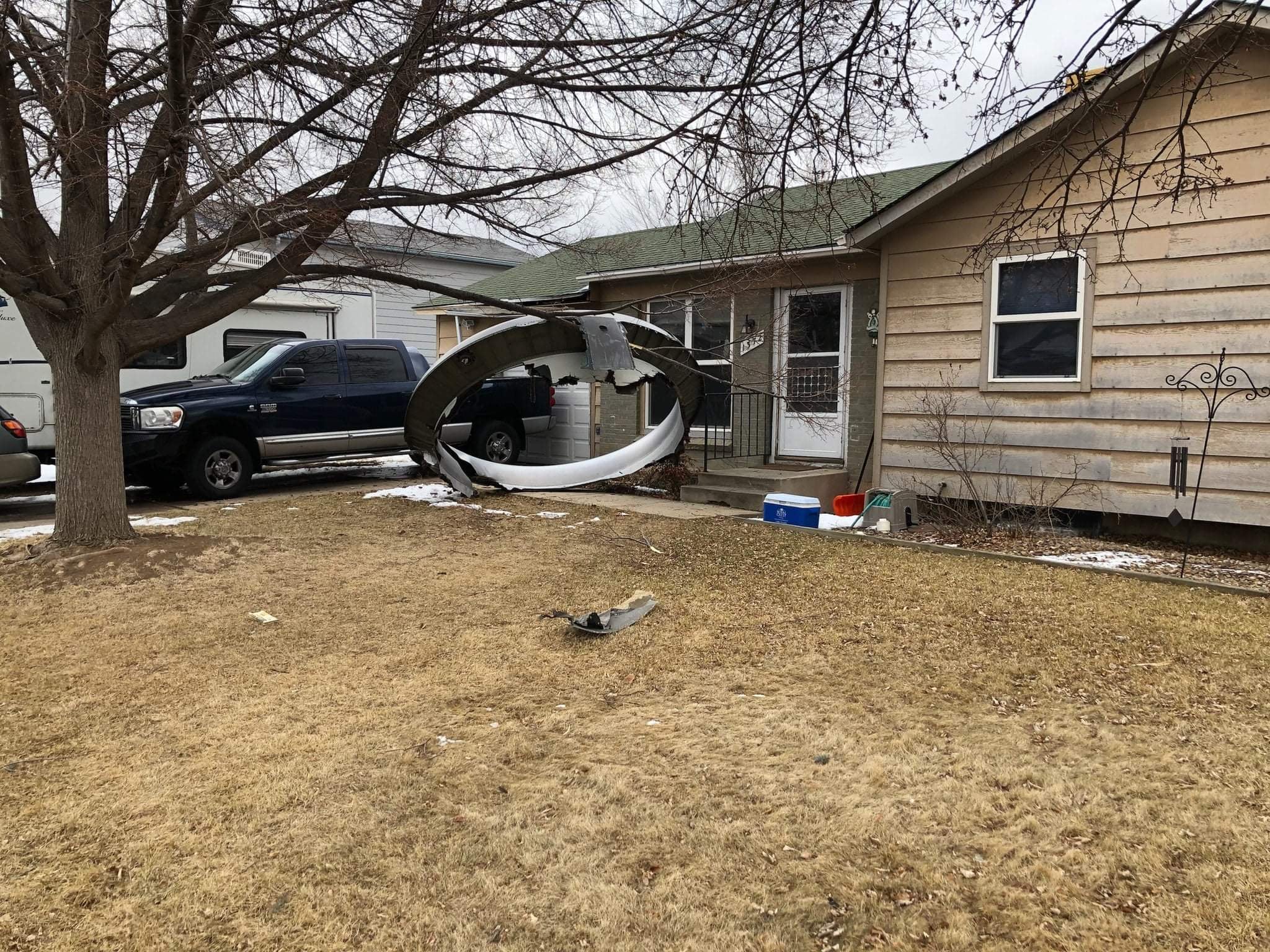 Un avión debió regresar al aeropuerto de Denver, en EE.UU., tras perder una turbina. Parte del material del motor cayó en un vecindario.