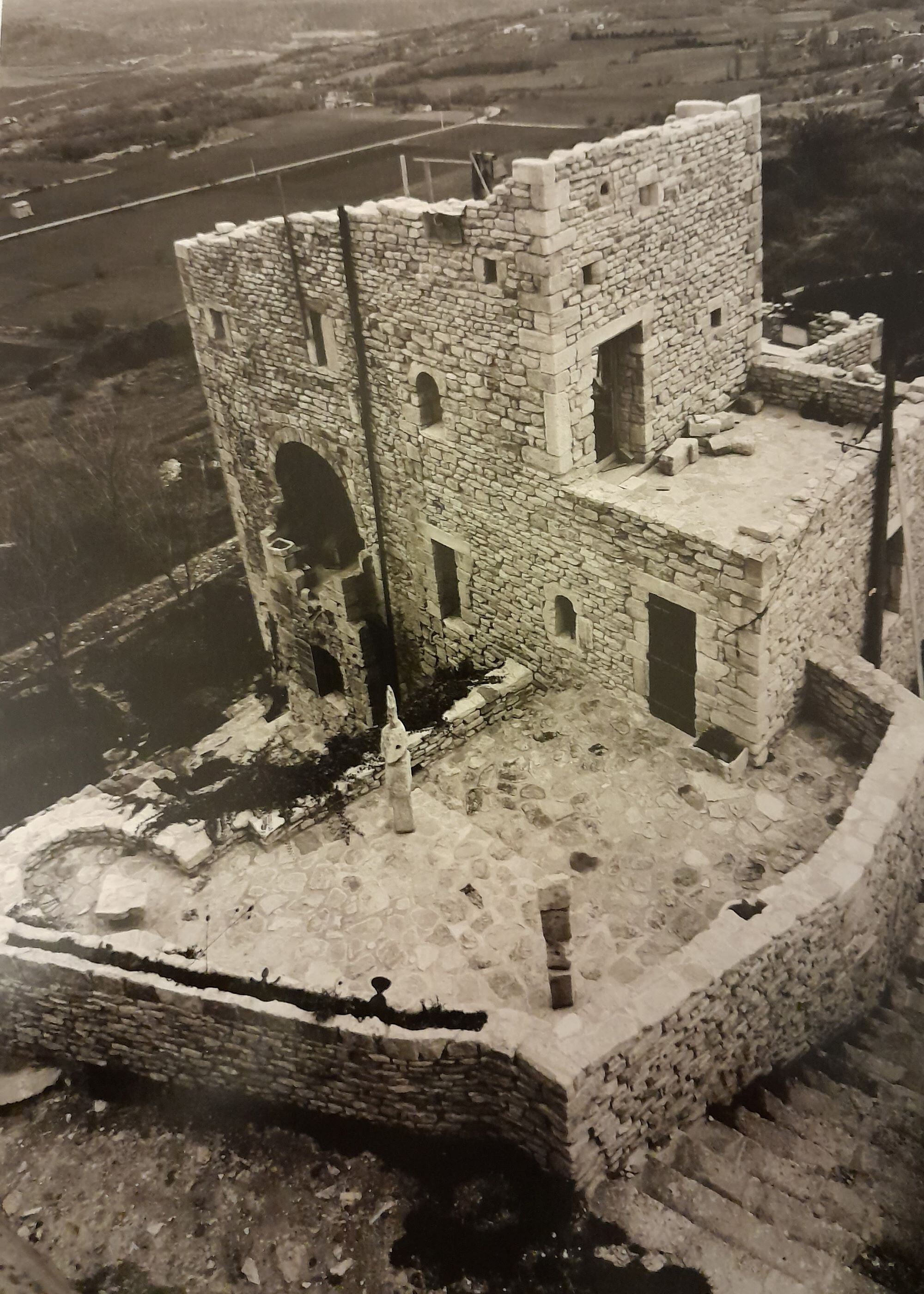 Foto panorámica de la casa taller de Saignon en construcción. Archivo personal de Rosario Moreno