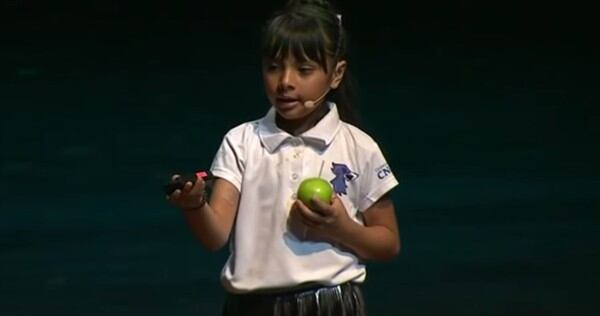 Una nena mexicana de 9 años creó una pulsera que reacciona a las emociones de las personas.