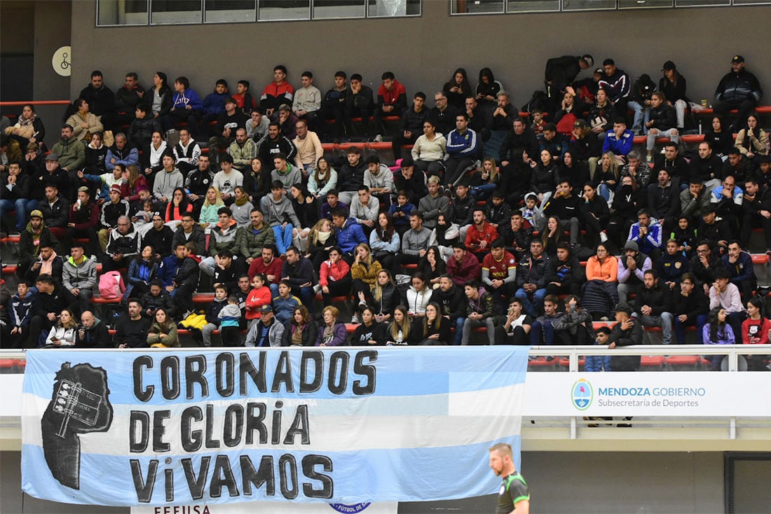 Los hinchas mendocinos y un reconocimiento emotivo para los campeones nacionales.