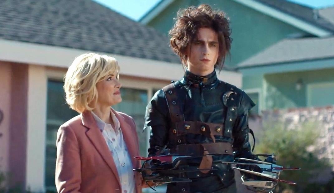 Timothée Chalamet ya se puso en la piel de un personaje protagonizado previamente por Johnny Depp, esta vez interpretando a Edward Scissorhands para un anuncio en el Super Bowl 