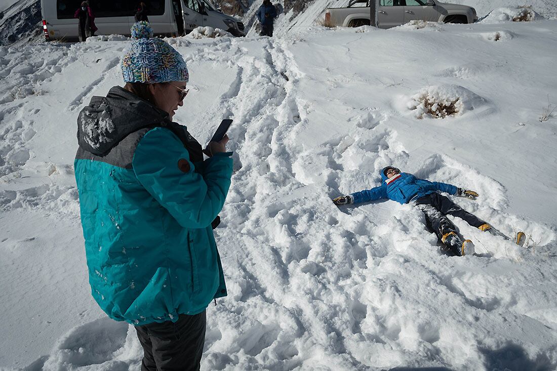 En Punta de Vacas, Natalia fotografía a su hijo Tobías haciendo angelitos en la nieve.