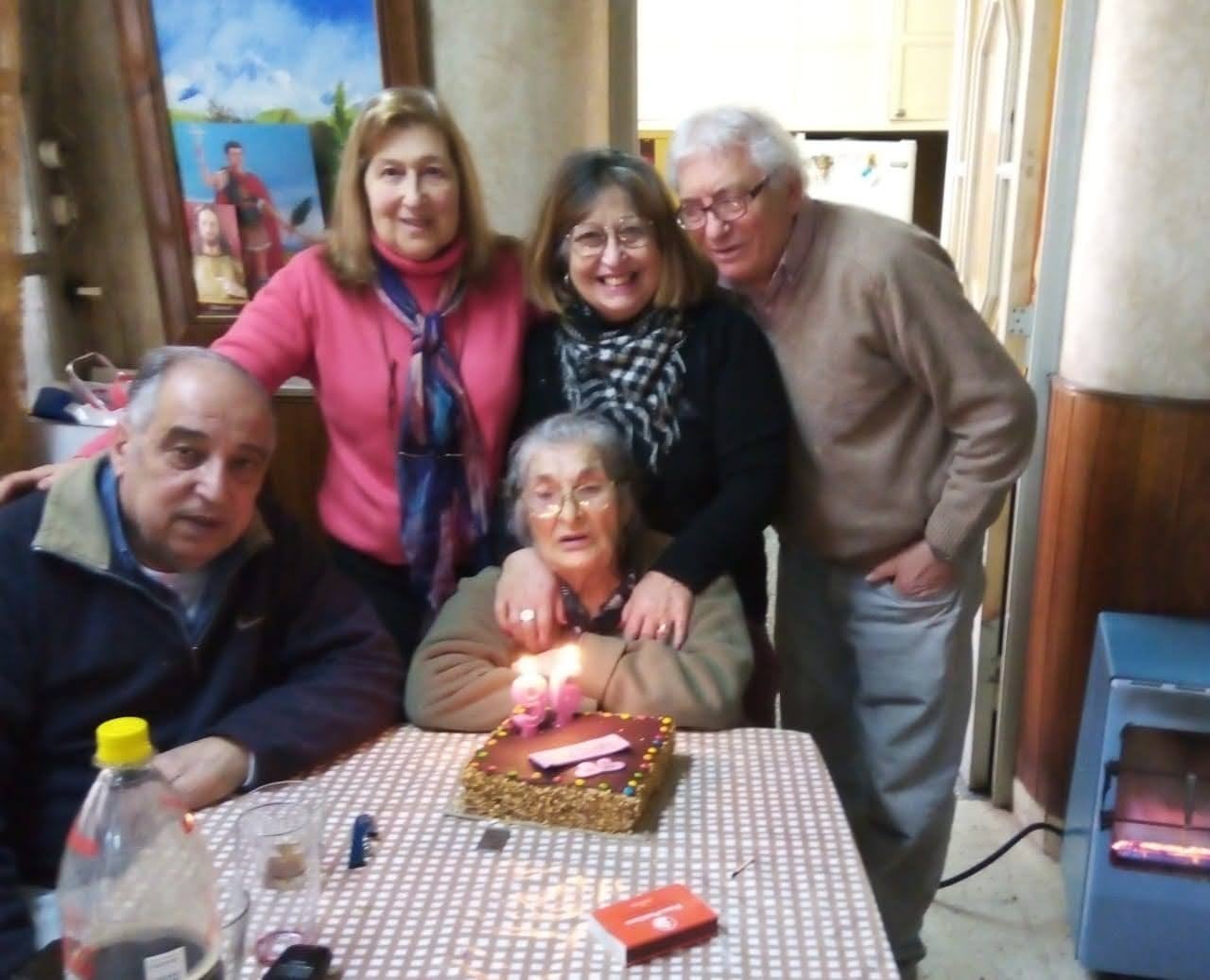 Doña Tere, la godoicruceña de casi 99 años que encuentra en Los Andes a su fiel compañero. Foto: Gentileza Silvia Ezquer.