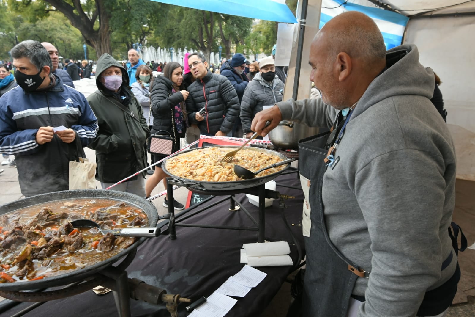 Desde las 12 comenzaron los festejos por el 25 de Mayo en la Plaza Independencia. 