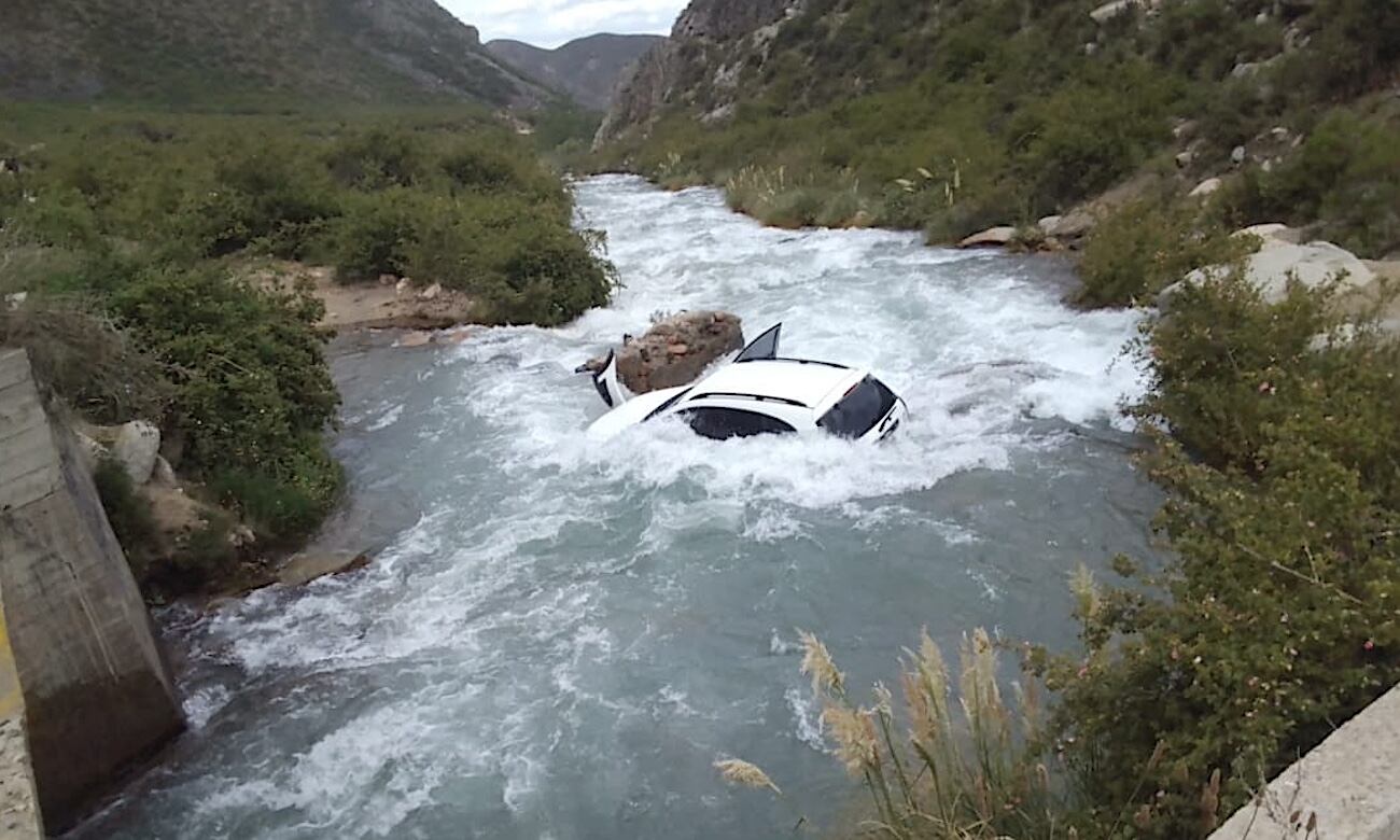 Una mujer murió al caer con su auto a un arroyo en Tunuyán: abrió la puerta y fue arrastrada por la corriente. Foto: Gentileza Osvaldo Valle