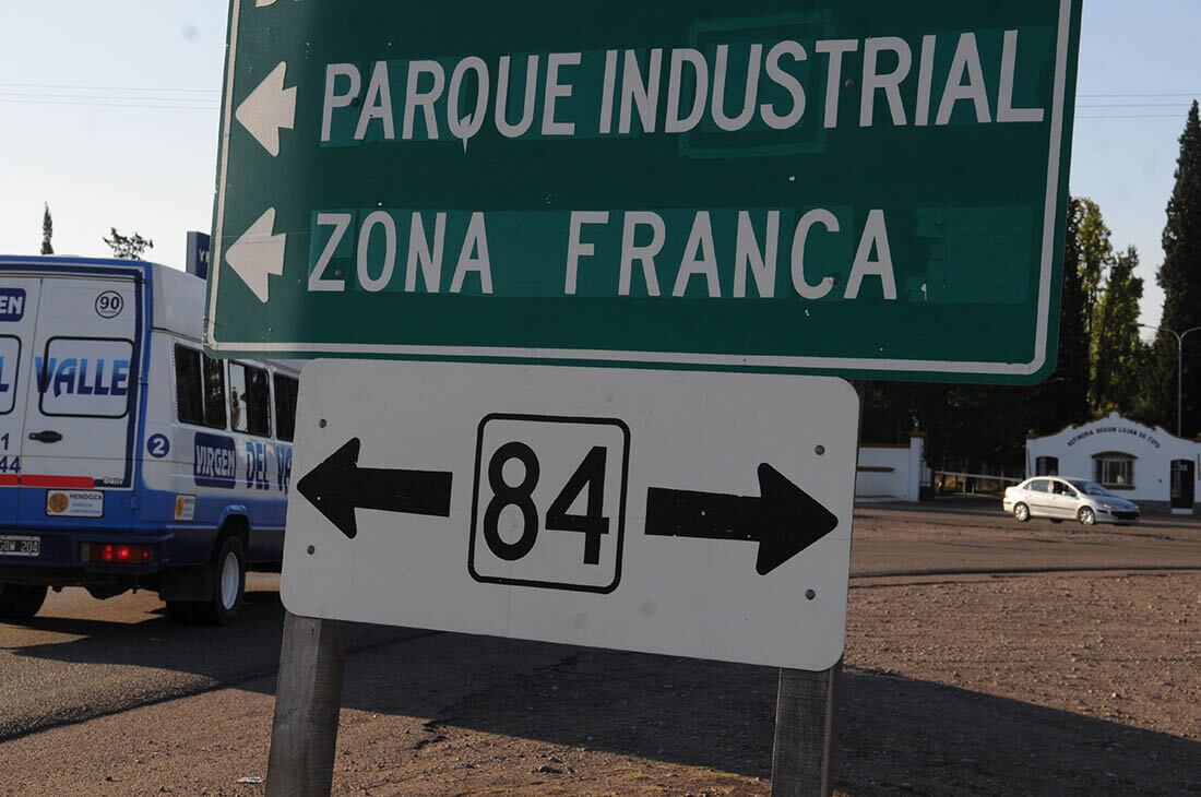 Zona Franca de Mendoza, se valora la posibilidad de guardar stock, en el contexto de las nuevas limitaciones a la importación. Foto: Orlando Pelichotti / Los Andes