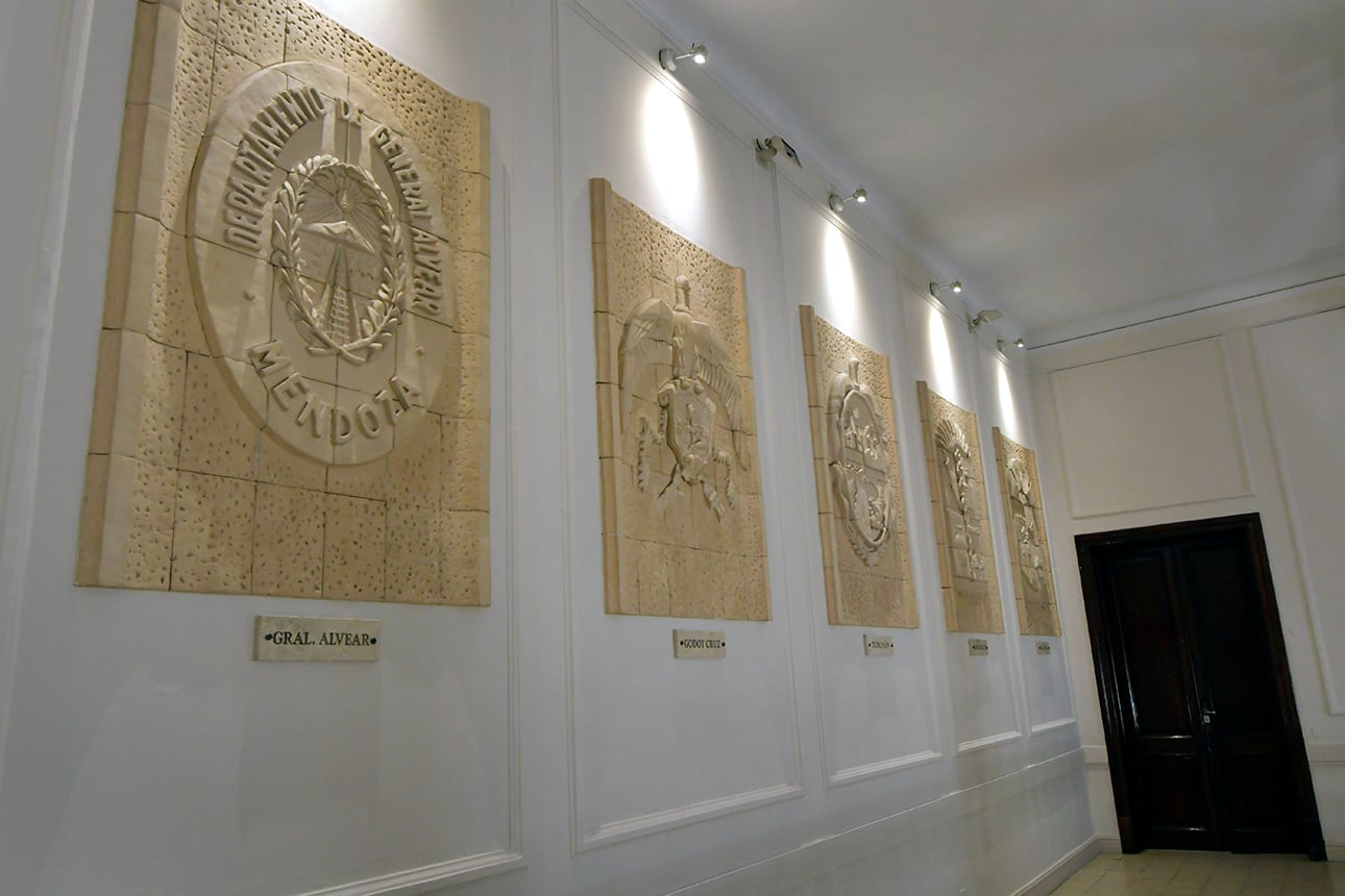 
En agosto del 2004 se instaló la Galería de los Escudos, realizado en la Universidad Nacional de Cuyo, y coordinado por artista riojano Elio Ortiz. Foto:  Orlando Pelichotti

