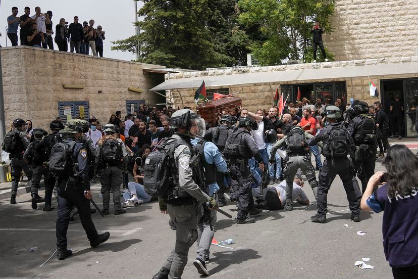 El féretro de la periodista, que iba cubierto por la bandera palestina, ha estado a punto de caer al suelo cuando los agentes han tratado de disolver a los congregados a la salida del hospital.