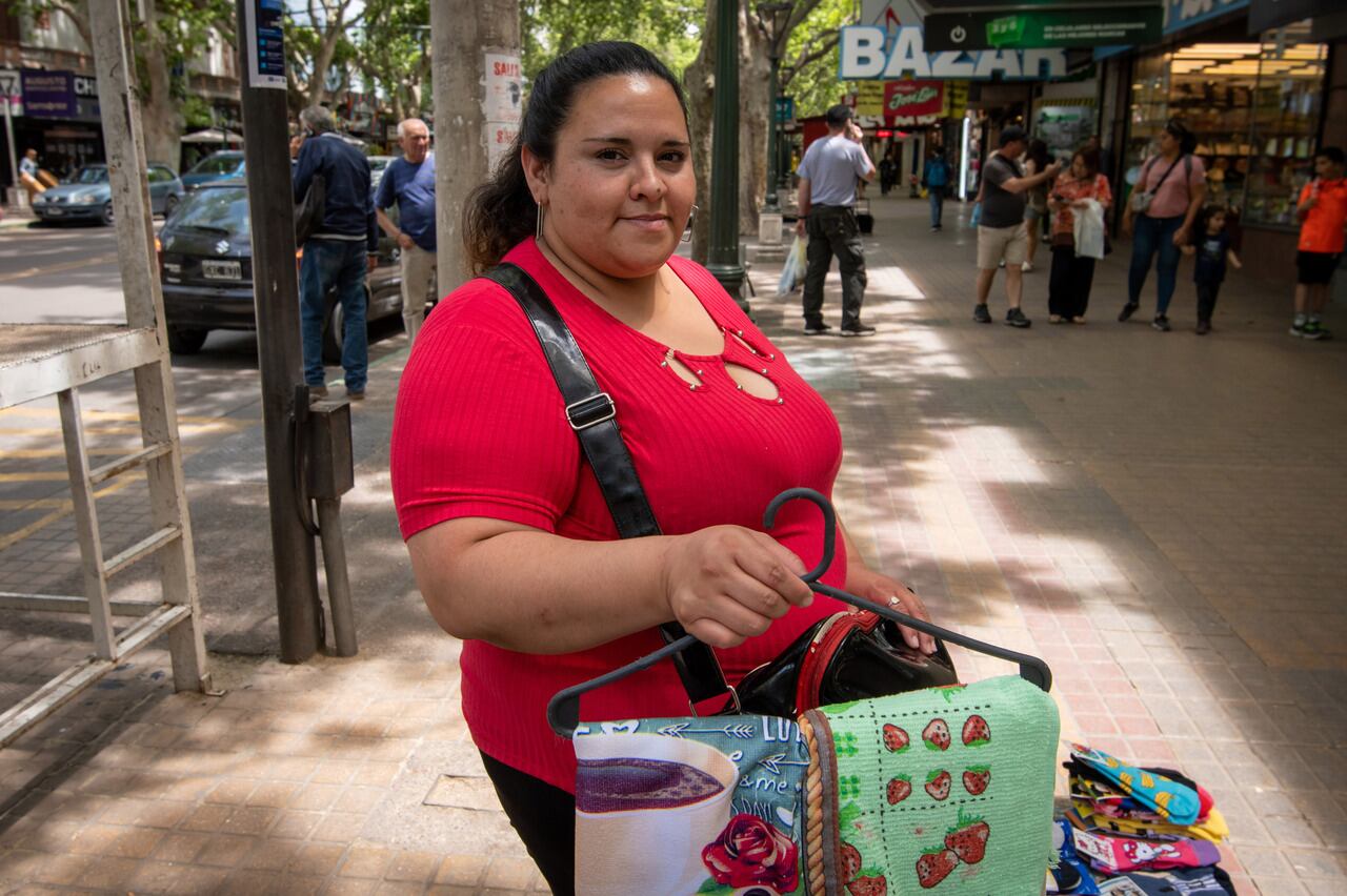 Roxana Cardozo hace 7 años que se dedica a la venta ambulante en los departamentos del gran Mendoza y hace unos 3 meses camina por las calles del centro de nuestra ciudad. Foto: Ignacio Blanco / Los Andes 