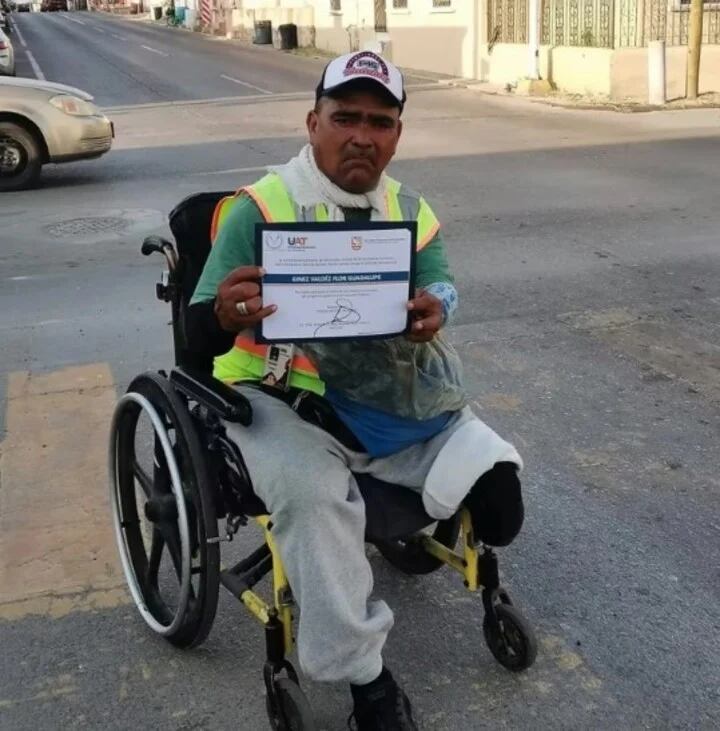 Una joven se recibió y le llevó el diploma al puesto de diarios donde trabajaba su papá. Facebook