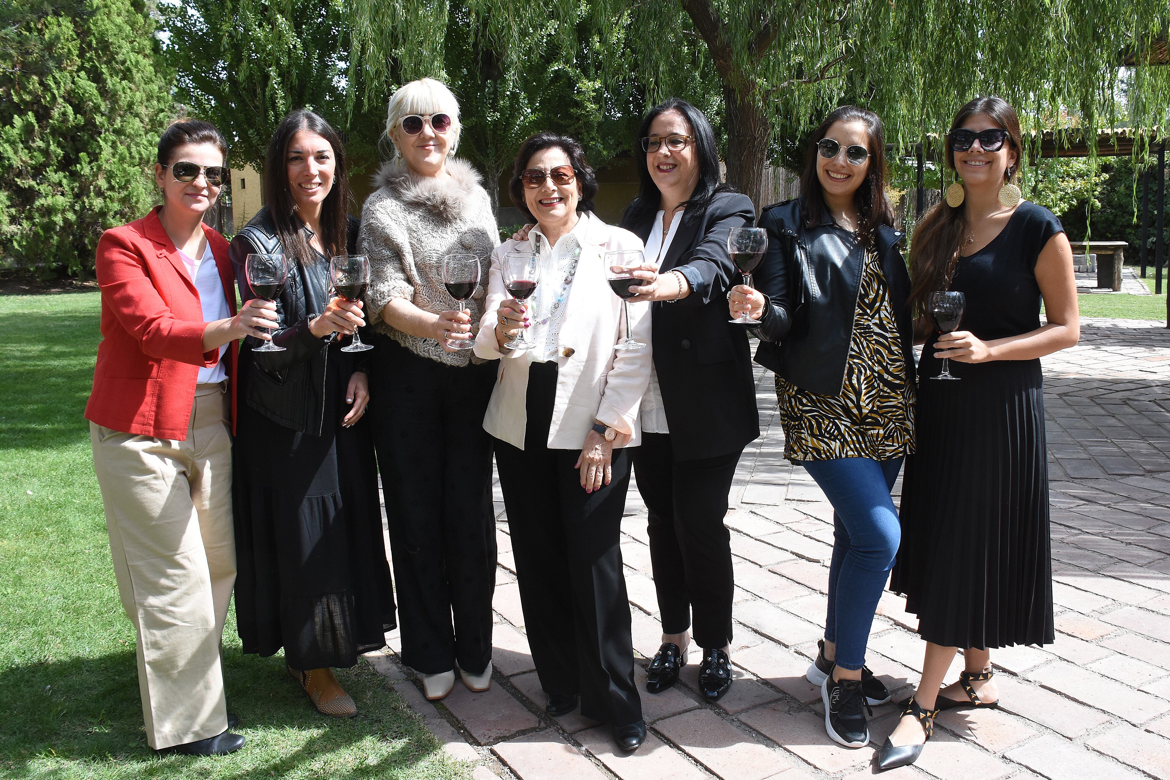 Lucía del Monte, Celeste Foschi, Fátima Villagra, Cristina Pandolfi, Gabriela Fernández, Alejandra Mosri y Florencia Afranllie. Ph Eduardo Dolengiewich