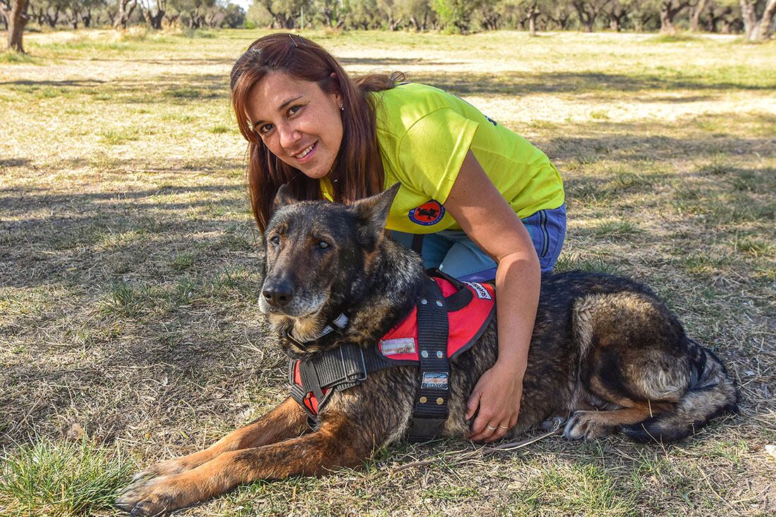 Ayelen Castro con su perra Ruca. La ovejera falleció este miércoles. Foto: Mariana Villa / Los Andes