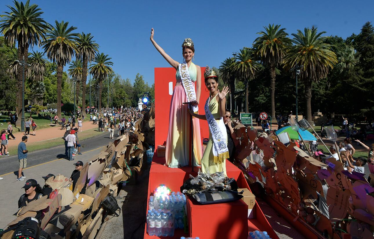 Vendimia 2023   Carrusel de las Reinas 
 La gente colmó  las calles céntricas de Mendoza para celebrar junto a las 18 reinas y distintas agrupaciones culturales y sociales, que reflejan el espíritu local.


Foto: Orlando Pelichotti