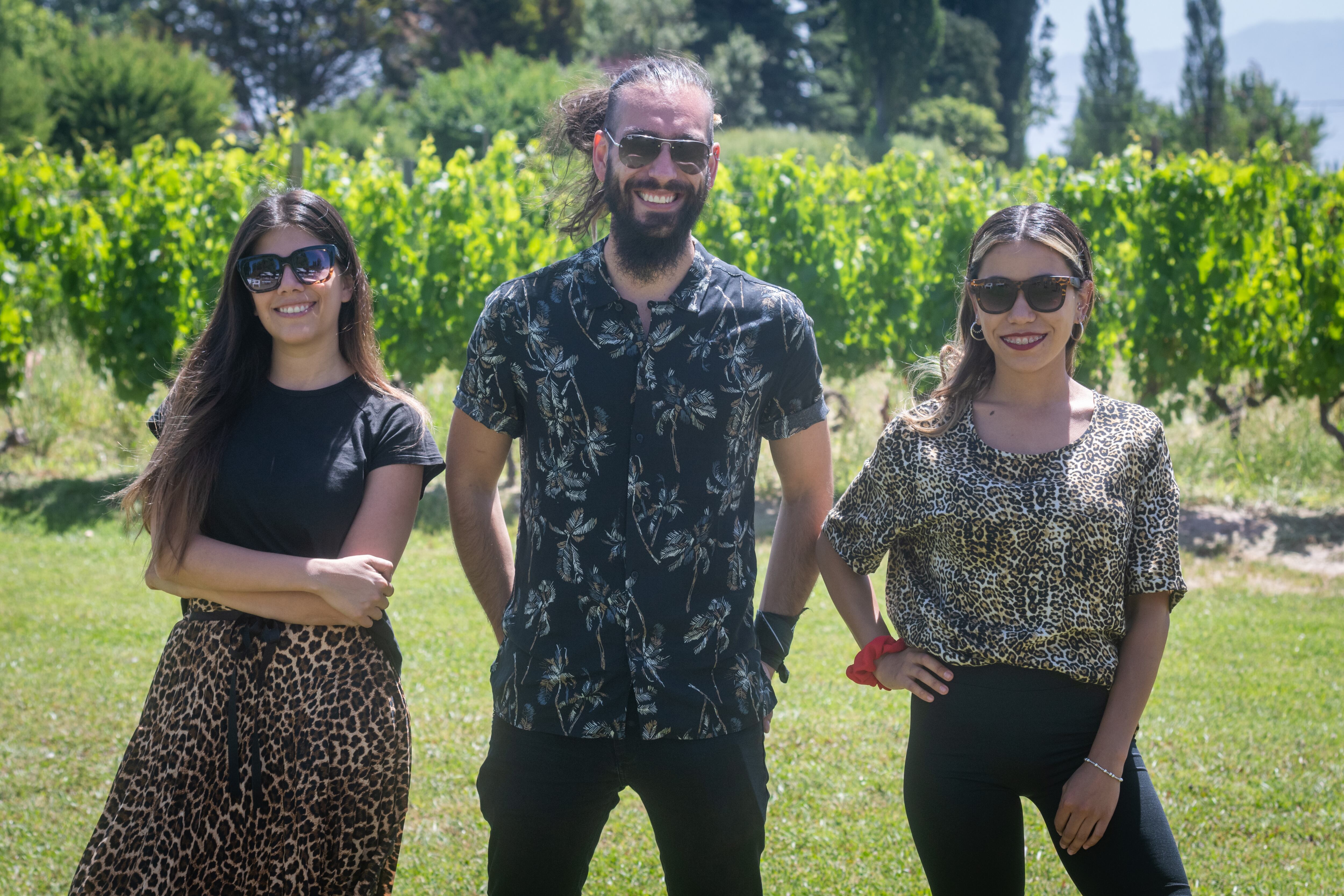 Florencia Afranllie y Evelyn Oliva, organizadoras del evento de Marketing Los Andes, junto a Simón Pendola.

Foto: Ignacio Blanco / Los Andes


