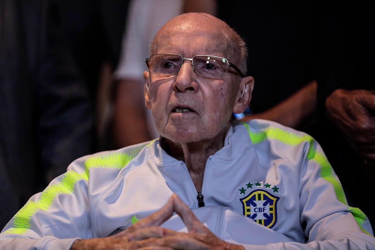 BRA01. RÍO DE JANEIRO (BRASIL), 06/01/2024.- Fotografía de archivo fechada el 20 de octubre de 2022 que muestra al exentrenador y exjugador de la selección brasileña de fútbol Mario Jorge Lobo Zagallo mientras recibe un homenaje en el Museo del Fútbol, sede de la Confederación Brasileña de Fútbol (CBF), en Río de Janeiro (Brasil). El exfutbolista y extécnico brasileño Mário Jorge Lobo Zagallo, tetracampeón del mundo con la Canarinha como jugador, entrenador y coordinador de la selección, murió a los 92 años de edad, informó este sábado su asesoría. EFE/ Antonio Lacerda
