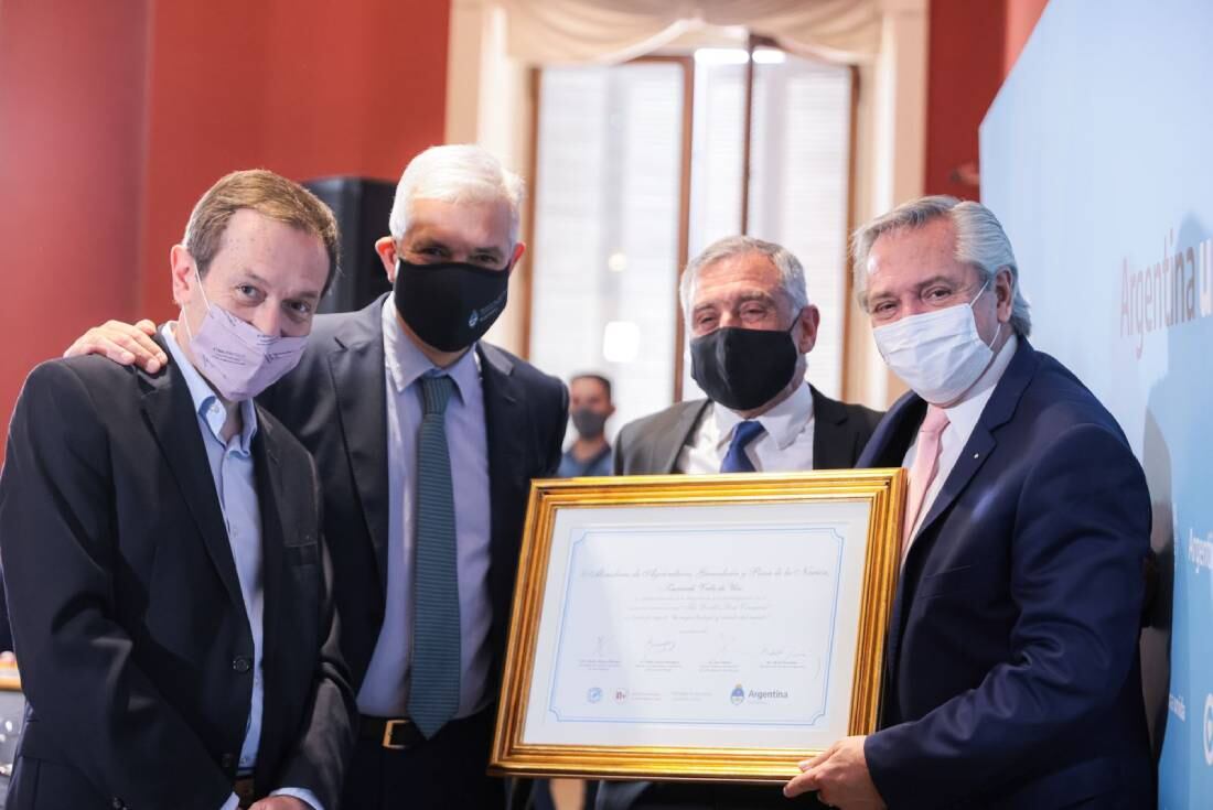 El presidente junto al empresario mendocino José Zuccardi, Julián Domínguez y Gustavo Béliz en la entrega de distinciones a bodegas (Foto Presidencia)