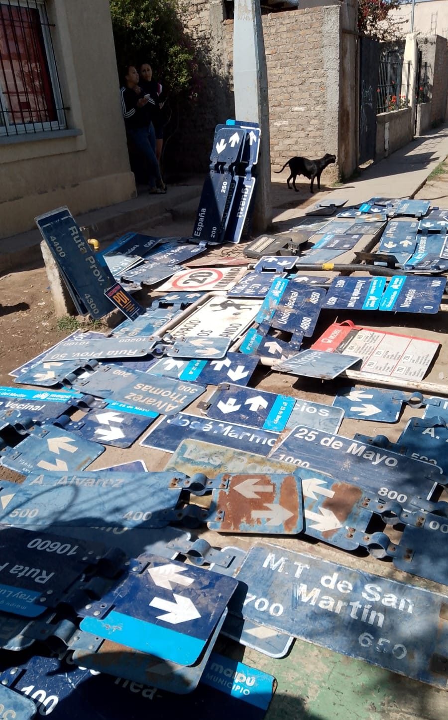 Se incautaron 84 carteles de señalización de calles. | Foto: Ministerio de Seguridad y Justicia