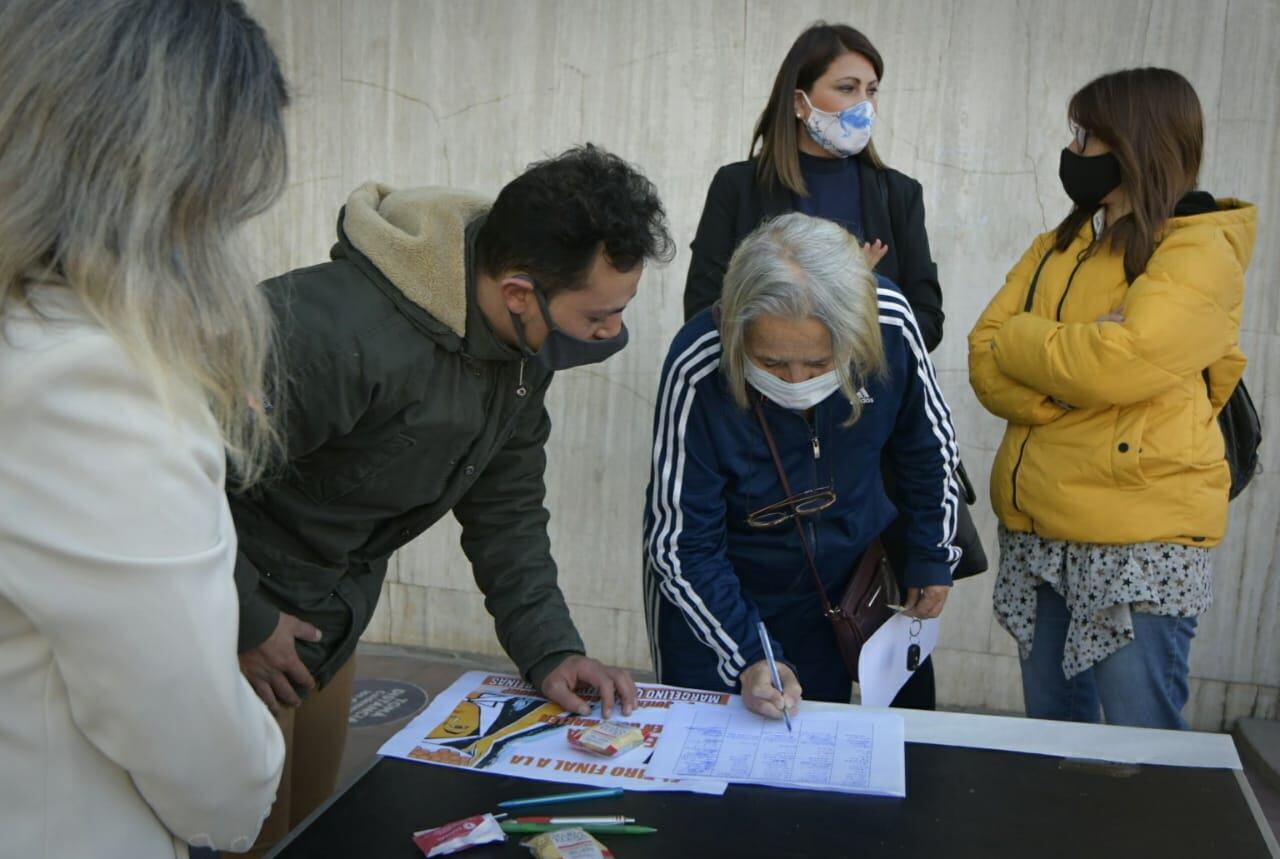 Pedido de firmas para que no eliminen la elección de reinas de la Vendimia en Guaymallén. 