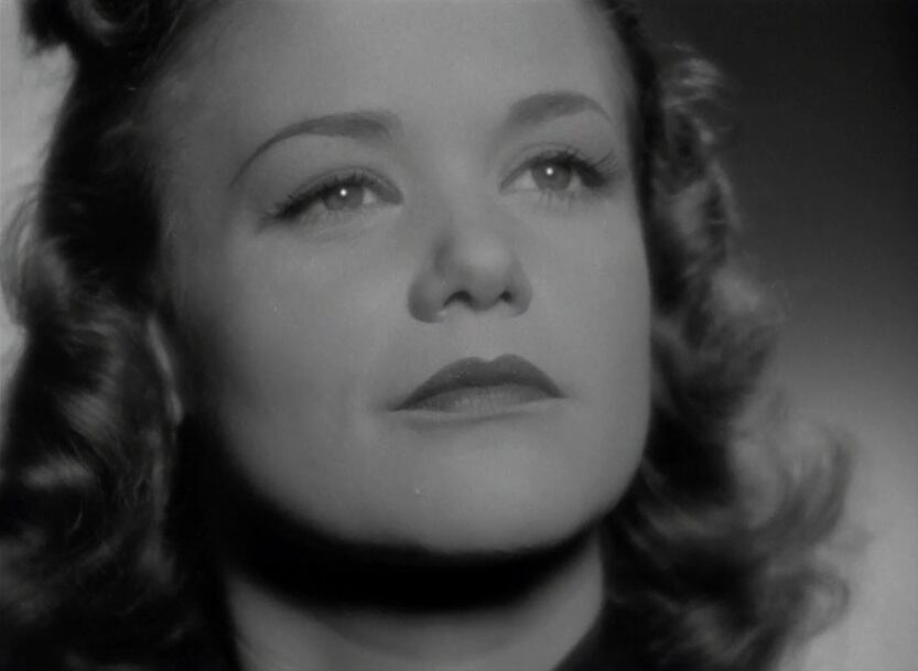 El rostro dulce y feroz a la vez de la actriz francesa Simone Simon en "La marca de la pantera" (Cat People, 1942)