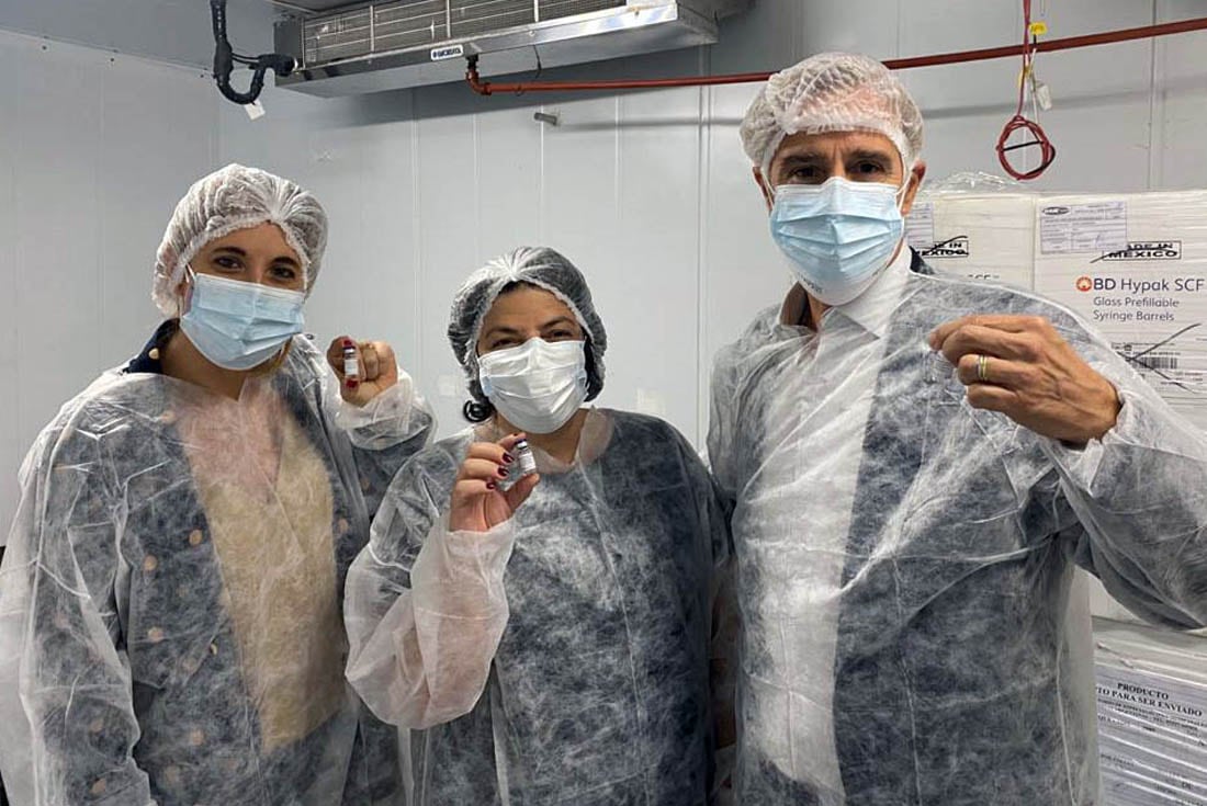 La ministra de Salud, Carla Vizzotti, junto a la asesora presidencial, Cecilia Nicolini y el presidente de Laboratorios Richmond, Marcelo Figueiras. 