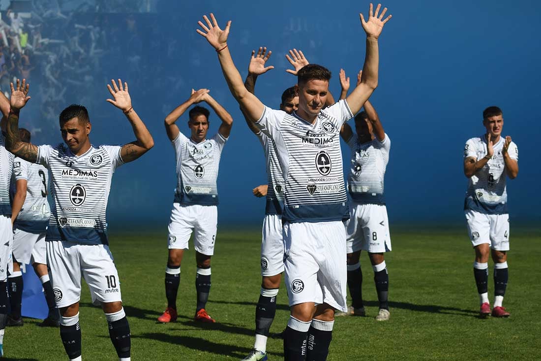 Futbol Primera Nacional, Independiente Rivadavia vs. Almirante Browm en el estadio Bautista Gragantini de Ciudad.
Foto: Jose Gutierrez