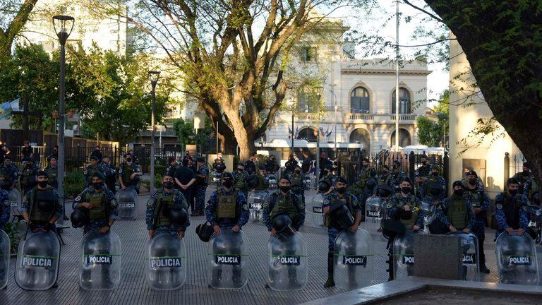 La convocatoria tenía lugar en la plaza frente al municipio, pero cuando los vecinos llegaron decenas de efectivos estaban custodiando el lugar.