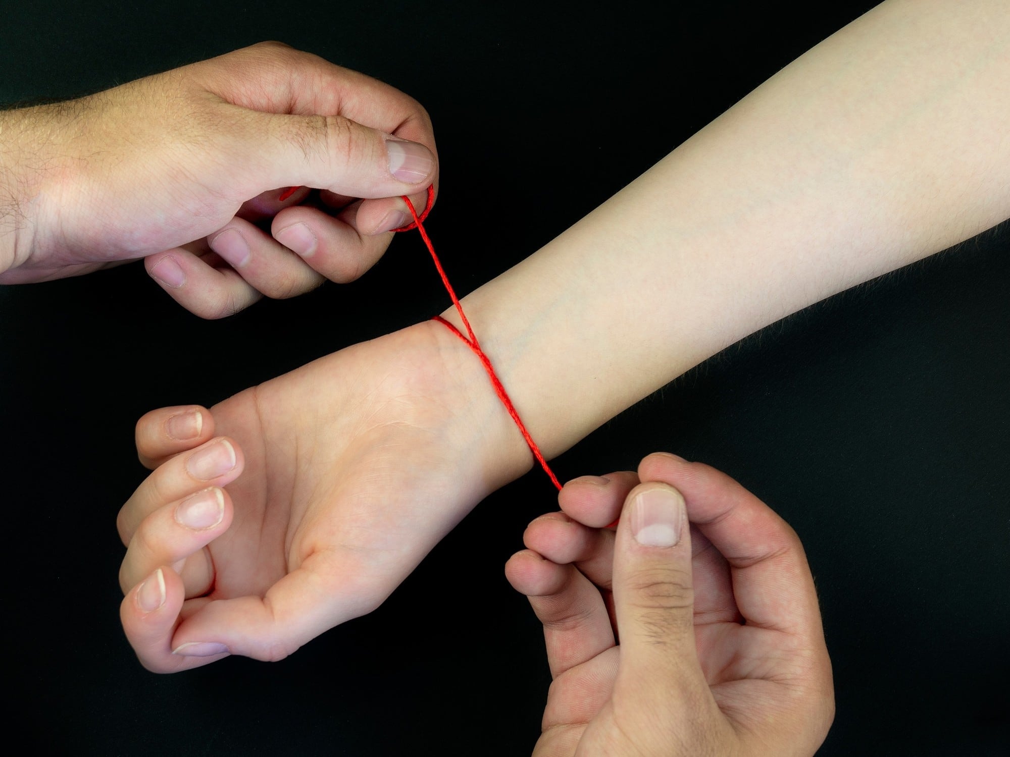 El hilo rojo, ya sea en la leyenda japonesa o en la costumbre occidental de usar una pulsera roja, está vinculado al dios griego Ares, conocido como Marte en la época romana.