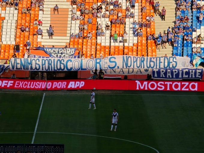 "Venimos por los colores, no por ustedes", la bandera de los hinchas del Tomba contra los jugadores.